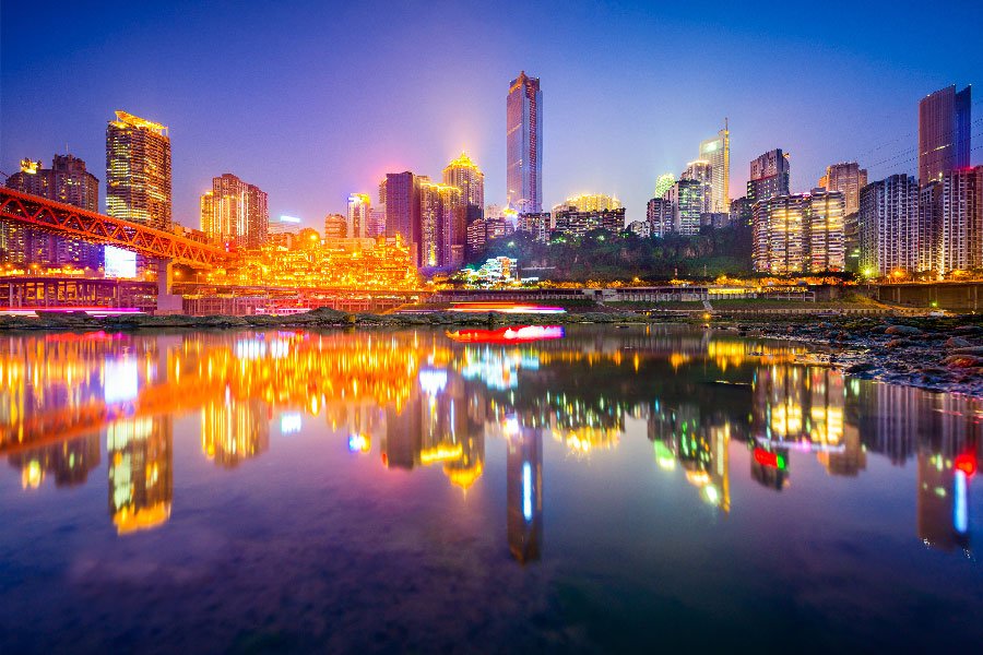 edificios frente a un lago en chongqing