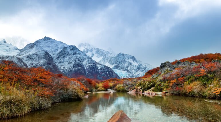 Paisaje natural del Parque Nacional Los Glaciares en la Patagonia argentina durante la temporada de otoño